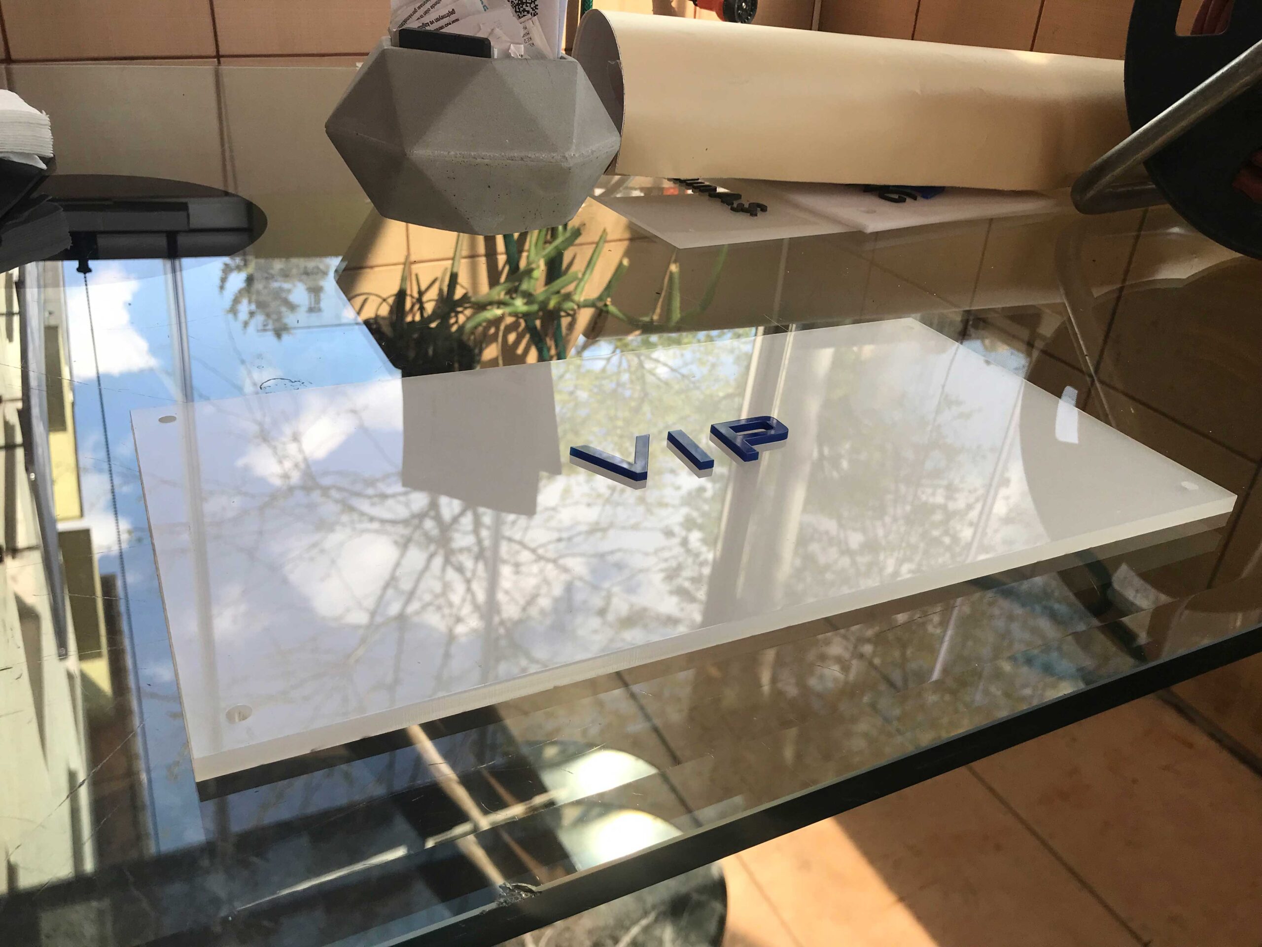 Gebze ofis tabelası 5 mm beyaz pleksi akrilik üzerine 3 mm kabartma pleksi uygulaması