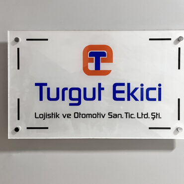 Şeffaf zemin ve beyaz zemin üzeri iki tipte uygulanmış ofis kapı tabelası