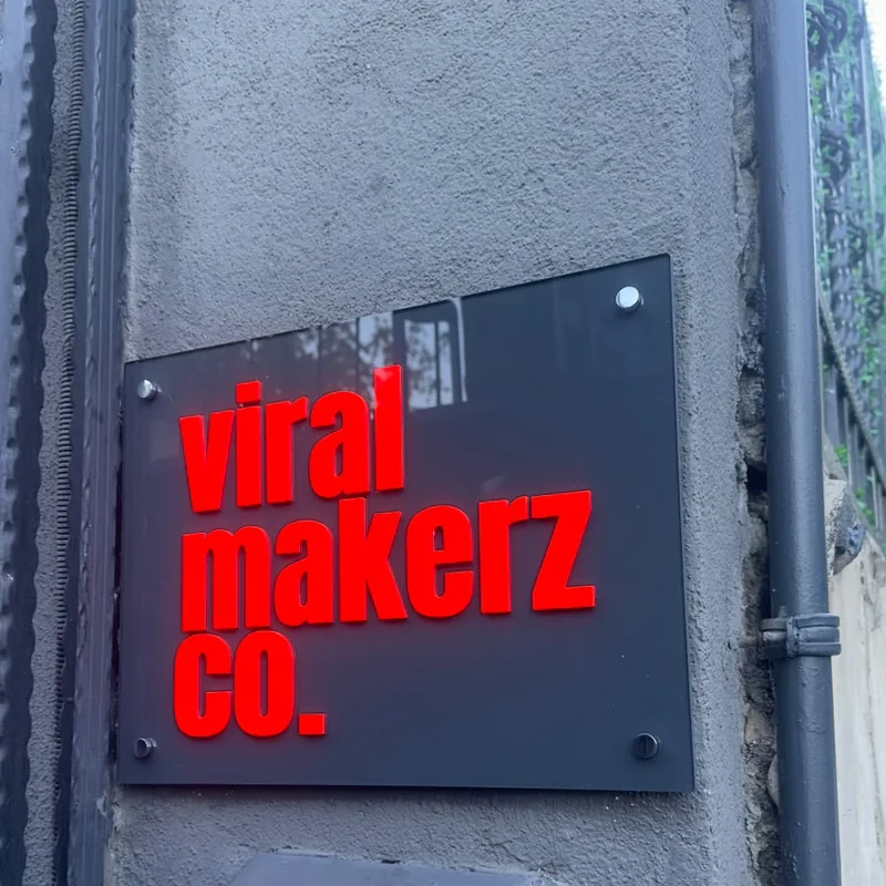 Viral Makerz kırmızı pleksi kabartma harf ofis tabelası